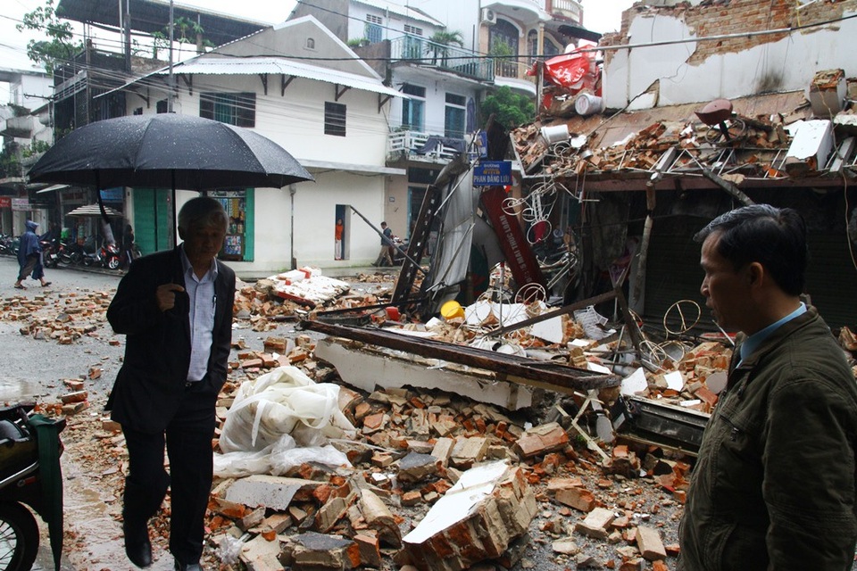 Hiện trường kinh hoàng nơi ngôi nhà cổ đổ sập trong đêm - 13 Lãnh đạo TP Huế và phường Phú Hòa chỉ đạo vụ việc