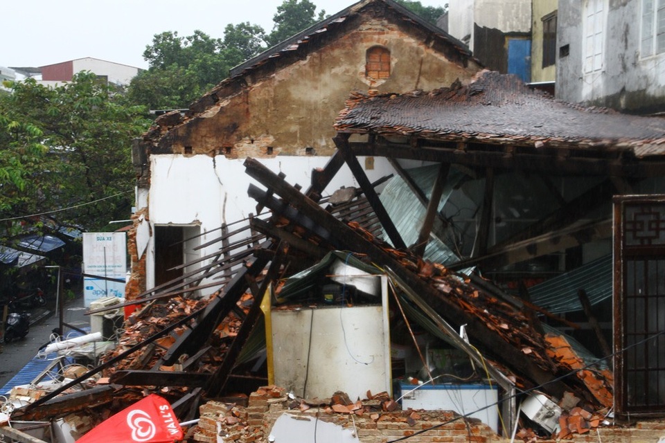 Hiện trường kinh hoàng nơi ngôi nhà cổ đổ sập trong đêm - 4 Mái ngói cổ và các cột kèo xưa