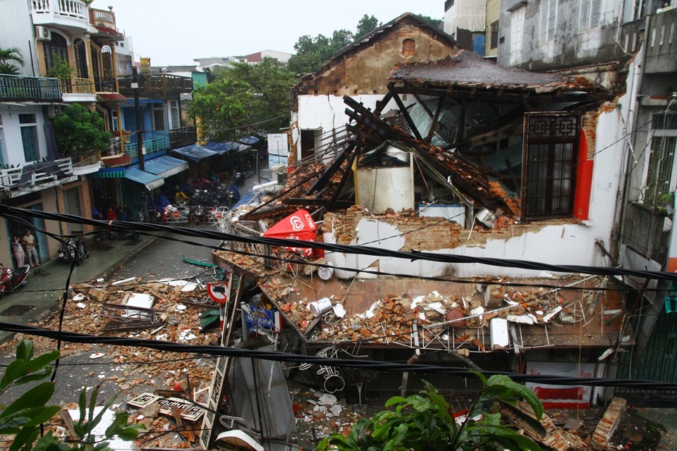 Hiện trường kinh hoàng nơi ngôi nhà cổ đổ sập trong đêm - 5 Toàn cảnh ngôi nhà cổ bị sập nhìn từ trên xuống