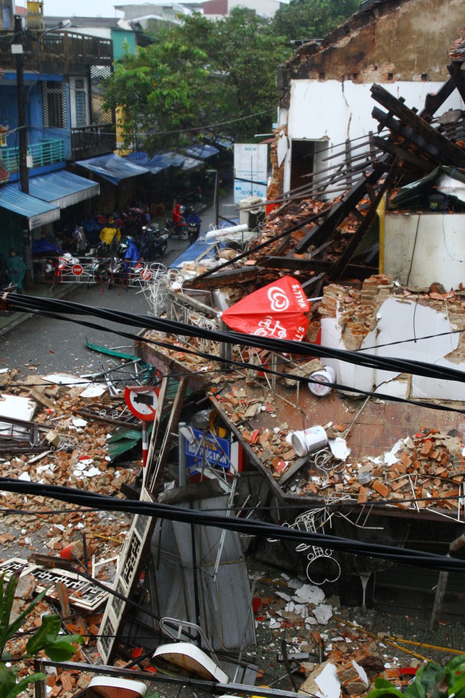 Hiện trường kinh hoàng nơi ngôi nhà cổ đổ sập trong đêm - 14 Ngôi nhà cổ bị sập tan tành