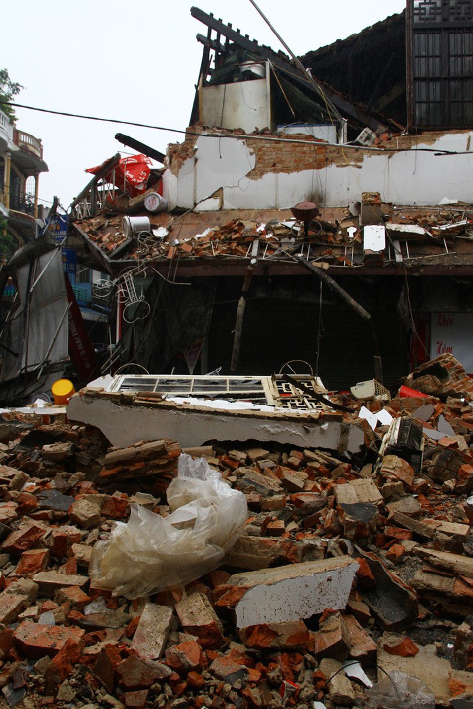 Hiện trường kinh hoàng nơi ngôi nhà cổ đổ sập trong đêm - 6 
Hiện trường không khác gì cảnh nhà bị dội bom trong chiến tranh thời xưa