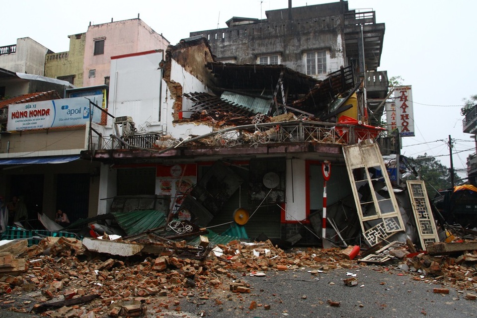 Hiện trường kinh hoàng nơi ngôi nhà cổ đổ sập trong đêm - 7 Hiện trường kinh hoàng nơi ngôi nhà cổ đổ sập trong đêm - 7