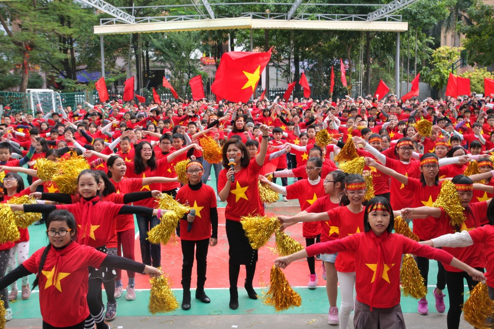 Hàng nghìn học sinh “tiếp lửa” ĐT Việt Nam trước trận chung kết AFF Cup - 2 Màn nhảy dân vũ thu hút 1.500 học sinh tham gia.