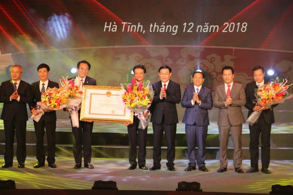 Long trọng tổ chức kỷ niệm 240 năm ngày sinh danh nhân Nguyễn Công Trứ - 4 Phó Thủ tướng Chính phủ Vương Đình Huệ đã trao bằng công nhận huyện Nghi Xuân (Hà Tĩnh) đạt chuẩn huyện NTM năm 2018