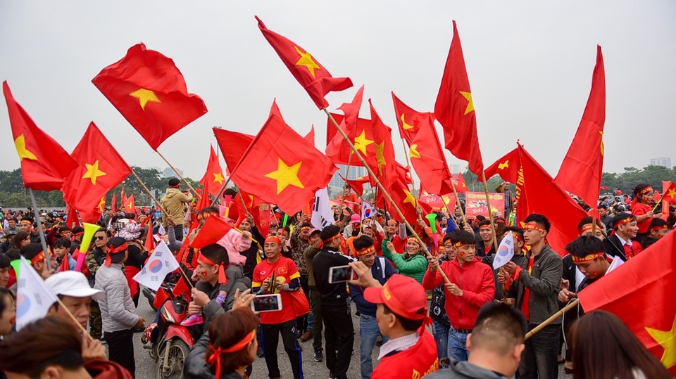 Không khí tại "chảo lửa" Mỹ Đình trước trận đại chiến Việt Nam-Malaysia - 4 Rợp cờ đỏ sao vàng trước sân vận động Mỹ Đình.