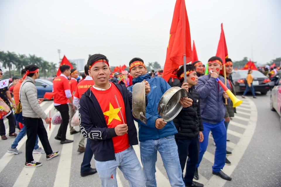 Không khí tại "chảo lửa" Mỹ Đình trước trận đại chiến Việt Nam-Malaysia - 7 Những chiếc nồi tạo tiếng động được các cổ động viên chuẩn bị để cổ vũ.