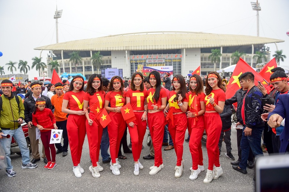 Không khí tại "chảo lửa" Mỹ Đình trước trận đại chiến Việt Nam-Malaysia - 5 Một nhóm cổ động viên mặc áo đỏ xếp thành chữ Việt Nam gây sự chú ý của nhiều người.