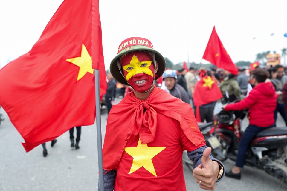Không khí tại "chảo lửa" Mỹ Đình trước trận đại chiến Việt Nam-Malaysia - 8 Anh Nguyễn Minh Tú (Thường Tín, Hà Nội) chia sẻ tôi đã vẽ lá cờ Việt Nam lên mặt và đội mũ cối đến sân để cổ vũ cho đội tuyển Việt Nam thì đấu. Tôi dự đoán tỷ số 2-1 nghiêng về đội Việt Nam.