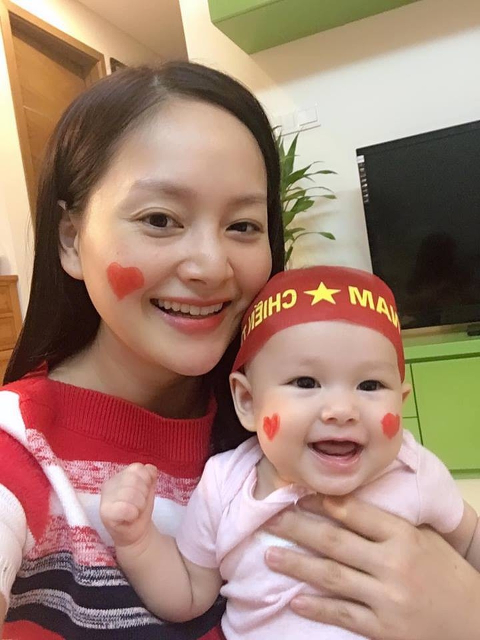 Sao Việt "đi bão" chúc mừng tuyển Việt Nam lên ngôi vô địch AFF Cup 2018 - 15
Lan Phương và con cưng cùng cổ vũ đội tuyển với hình ảnh cờ đỏ, sao vàng đáng yêu.