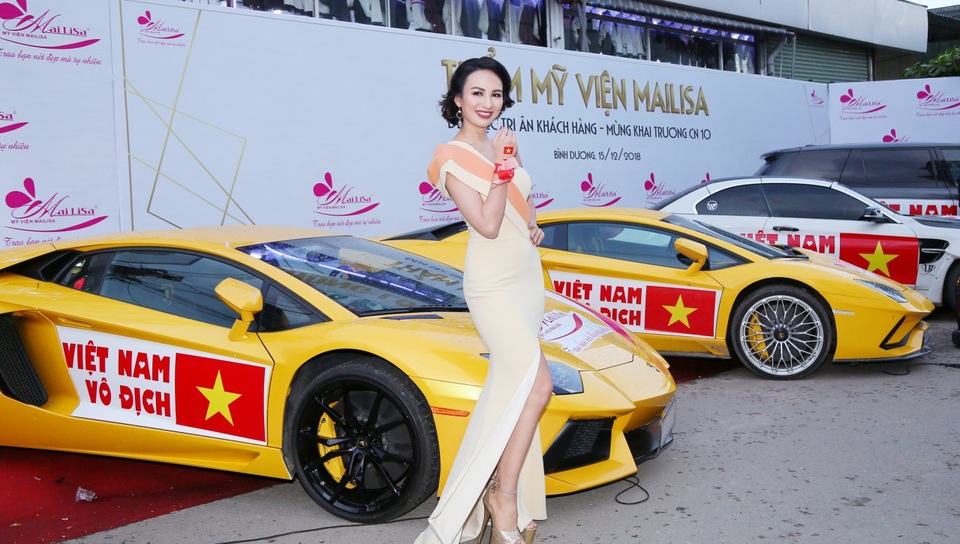 Dàn Hoa hậu, Á hậu Việt cổ vũ Đội tuyển VN trước trận chung kết lịch sử - 5 Dàn Hoa hậu, Á hậu Việt cổ vũ Đội tuyển VN trước trận chung kết lịch sử - 5