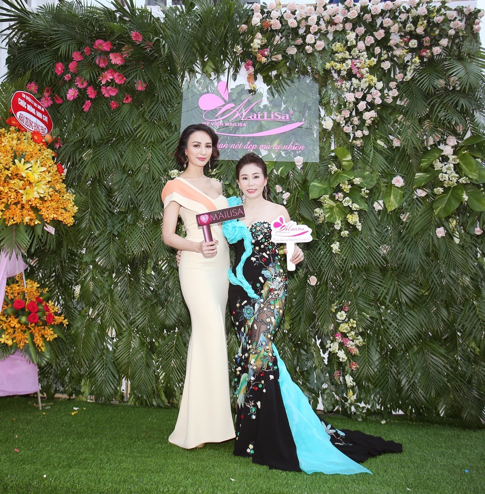 Dàn Hoa hậu, Á hậu Việt cổ vũ Đội tuyển VN trước trận chung kết lịch sử - 6 Dàn Hoa hậu, Á hậu Việt cổ vũ Đội tuyển VN trước trận chung kết lịch sử - 6