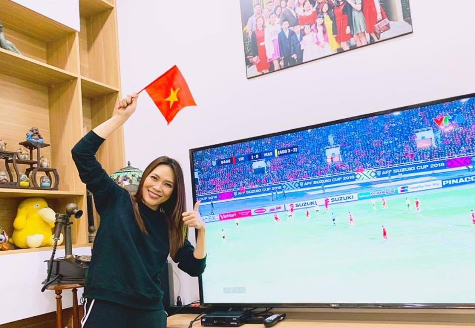 Sao Việt "đi bão" chúc mừng tuyển Việt Nam lên ngôi vô địch AFF Cup 2018 - 2
Ca sĩ Mỹ Tâm tự hào trước chiến thắng tuyển Việt Nam. Ê-kíp còn tiết lộ nữ ca sĩ đã dự đoán chính xác tỉ số 1-0 nghiêng về tuyển Việt Nam. Nữ ca sĩ chia sẻ: “Cám ơn đội tuyển, cám ơn chú Park!!! Việt Nam vô địch!!! Thật tuyệt vời!”. Mỹ Tâm còn đặc biệt chia sẻ hình ảnh chạy xe đạp nhỏ của mình để “đi bão” hòa cùng không khí tưng bừng với khán giả cả nước.