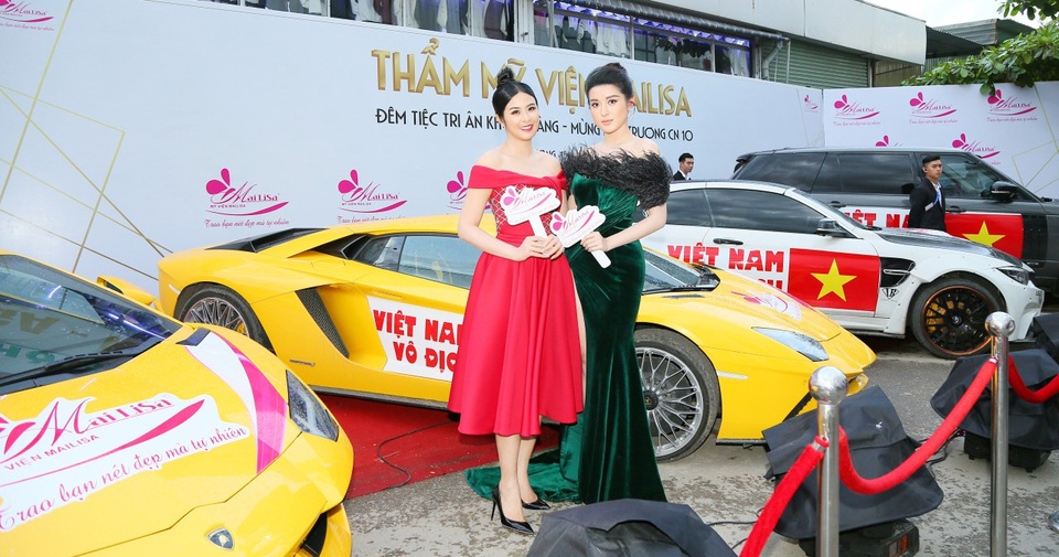 Dàn Hoa hậu, Á hậu Việt cổ vũ Đội tuyển VN trước trận chung kết lịch sử - 1 Dàn Hoa hậu, Á hậu Việt cổ vũ Đội tuyển VN trước trận chung kết lịch sử - 1