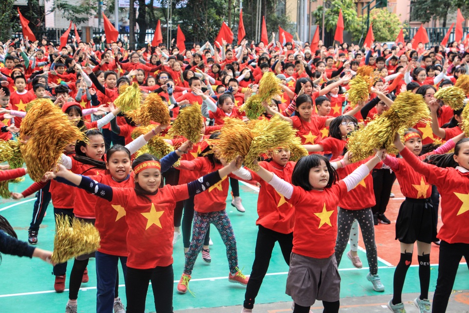 Hàng nghìn học sinh “tiếp lửa” ĐT Việt Nam trước trận chung kết AFF Cup - 1 Học sinh Trường Liên cấp Ngôi Sao, Hà Nội.