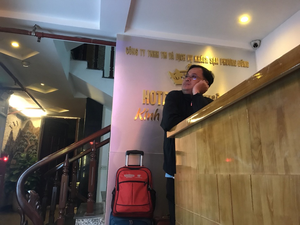 Nhà nghỉ quanh sân Mỹ Đình “cháy phòng", giá tiền triệu trước trận chung kết - 8 Khách chờ nhận phòng