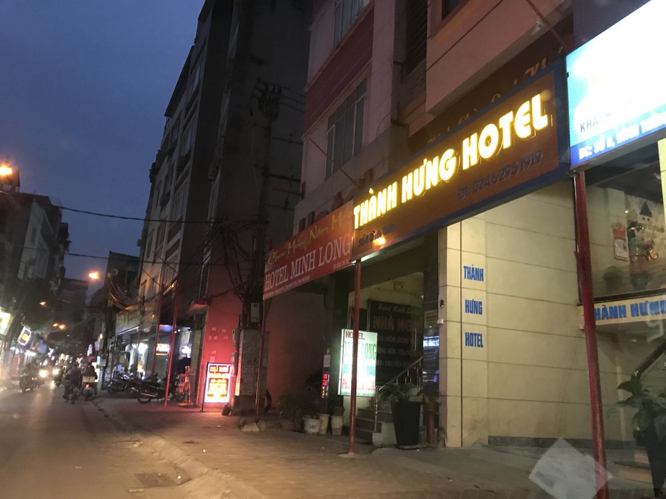 Nhà nghỉ quanh sân Mỹ Đình “cháy phòng", giá tiền triệu trước trận chung kết - 3 Khu vực Đình Thôn cách sân vận động 2 - 3 km giá cũng tương đương với khu vực gần sát sân