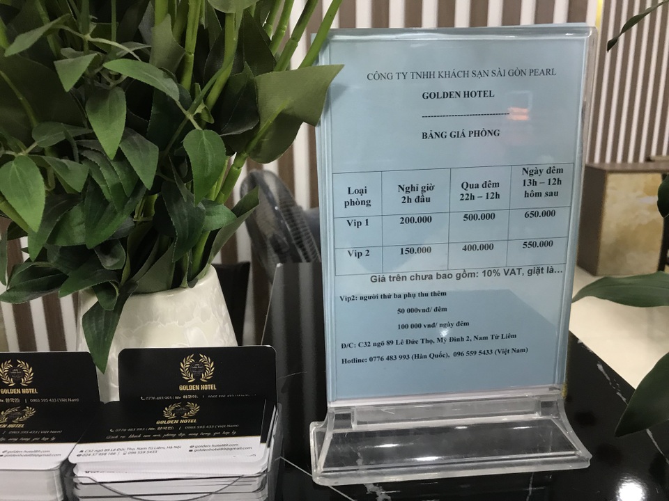 Nhà nghỉ quanh sân Mỹ Đình “cháy phòng", giá tiền triệu trước trận chung kết - 6 Báo giá tại khách sạn nhỏ, nếu ở thêm người thứ 3 thì phụ thu là 100.000 đồng/người/ngày đêm