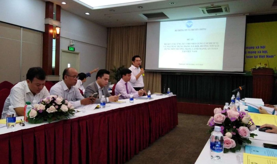 Cán bộ nhà nước phải công khai danh tính khi dùng mạng xã hội(!?) - 1
Ông Đỗ Quý Vũ - Phó viện trưởng Viện Chiến lược Thông tin và Truyền thông báo cáo kết quả nghiên cứu của Viện về thực tế sử dụng mạng xã hội của người dân