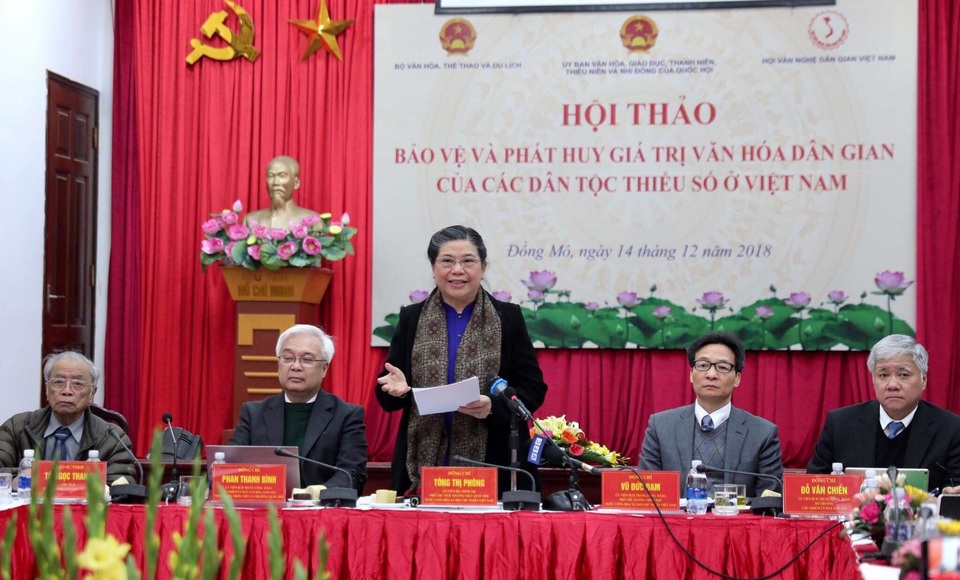Bảo vệ, phát huy bản sắc văn hóa các dân tộc là trách nhiệm của toàn xã hội - 4 Phó Chủ tịch Thường trực Quốc hội Tòng Thị Phóng phát biểu kết luận hội thảo. Ảnh: Tùng Long.