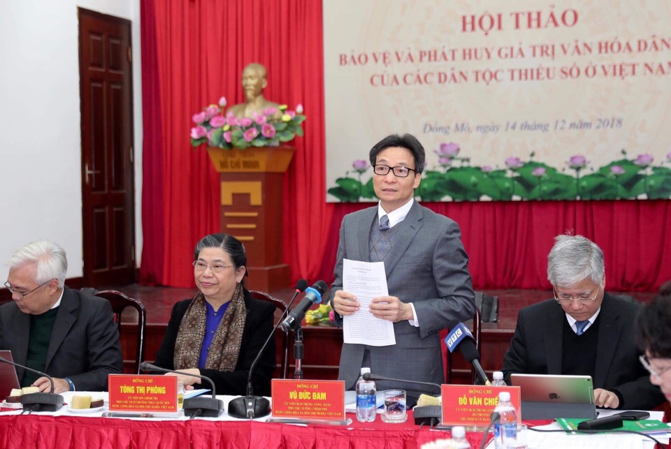 Bảo vệ, phát huy bản sắc văn hóa các dân tộc là trách nhiệm của toàn xã hội - 3 Phó Thủ tướng Vũ Đức Đam phát biểu tại hội thảo. Ảnh: Tùng Long.