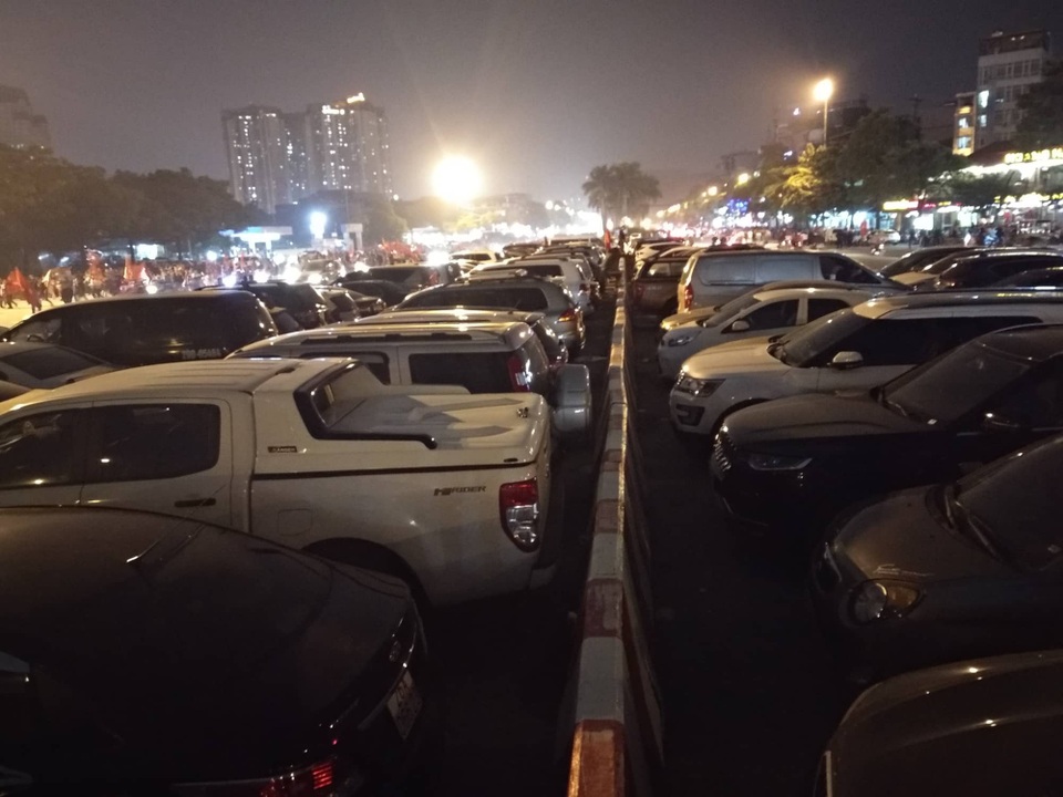 Bãi gửi xe tự phát tại Mỹ Đình “chặt chém” 300.000 đồng/lượt gửi ô tô - 1 Bãi gửi xe ô tô tự phát, nằm trên đường Lê Đức Thọ, gần SVĐ Mỹ Đình