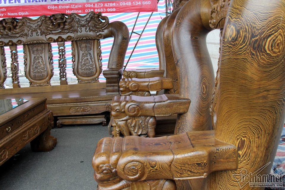 Dân Thủ đô đổ xô đi xem "mỹ nhân chân dài" tiền tỷ - 11
Bộ bàn ghế “tay 32” này hiện đang chào hàng với giá khoảng 3,2 tỷ đồng.