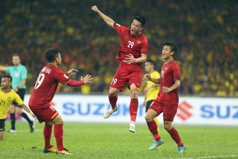 Cầu thủ nào sẽ được nhận 1 tỉ đồng trong trận chung kết lượt về AFF Cup 2018? - 2 Tiền vệ của Quảng Nam – Huy Hùng ghi bàn đầu tiên trước Malaysia tại trận chung kết lượt đi .