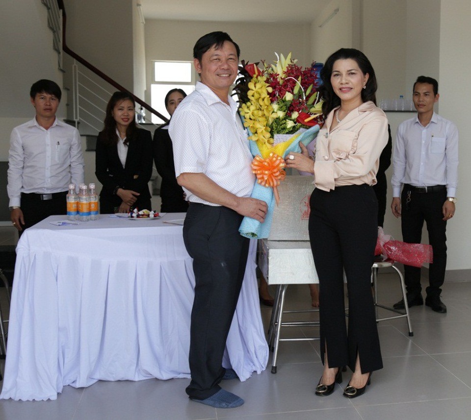 Kim Oanh Real gia tăng lợi ích cho khách hàng - 2 Kim Oanh Real luôn mang đến những lợi ích cao nhất cho khách hàng. Trong ảnh là lễ bàn giao nhà cho khách hàng Trần Quang Đông đã trúng giải nhất chương trình tri ân năm 2017.