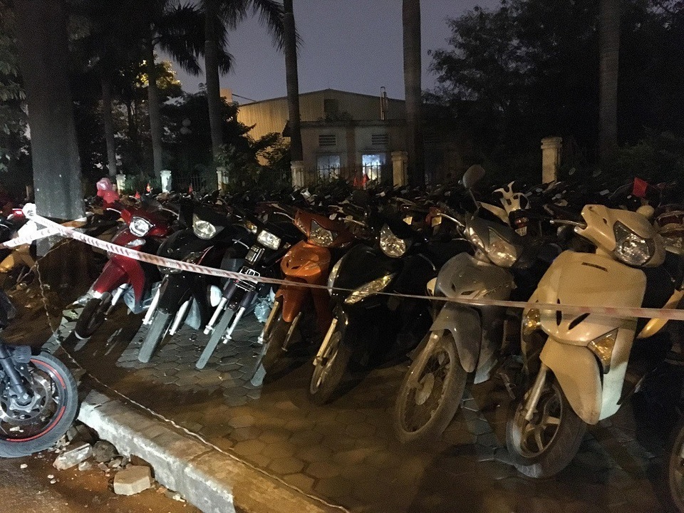 Bãi gửi xe tự phát tại Mỹ Đình “chặt chém” 300.000 đồng/lượt gửi ô tô - 2
“Tôi cùng nhóm bạn đi 4 xe máy đến sát SVĐ Mỹ Đình rồi gửi xe. Mặc dù đã cẩn thận hỏi giá và mặc cả trước khi gửi xe vào bãi nhưng vẫn bị chém 200.000 đồng/ 4 xe”, Vương Thùy Linh, sinh viên Đại học Sư Phạm cho biết.