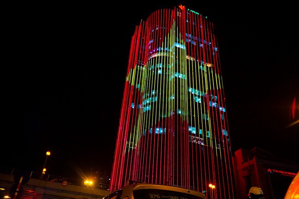 Cao ốc Hà Nội rực màu cờ đỏ sao vàng trong đêm trước trận chung kết AFF Cup - 3