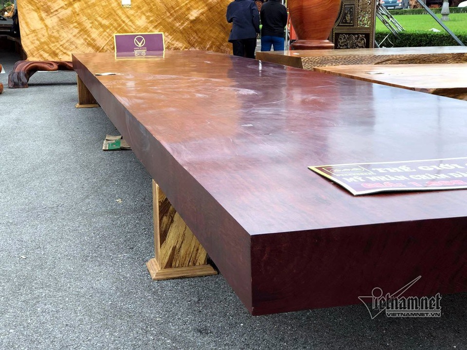 Dân Thủ đô đổ xô đi xem "mỹ nhân chân dài" tiền tỷ - 3
Giá được niêm yết tại triển lãm là 1,968 tỷ đồng.