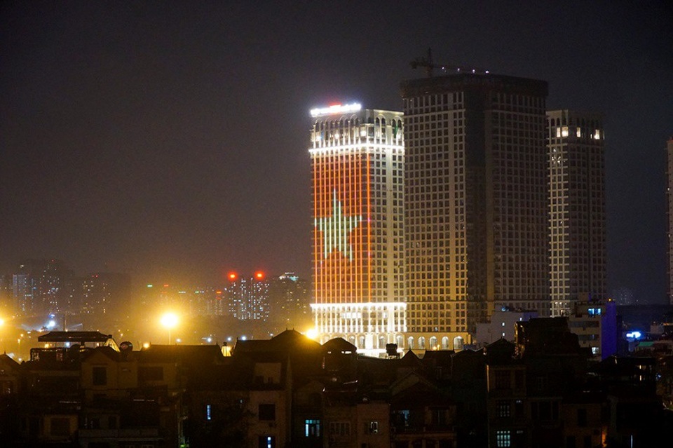 Cao ốc Hà Nội rực màu cờ đỏ sao vàng trong đêm trước trận chung kết AFF Cup - 4