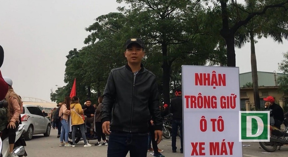 Bãi gửi xe tự phát tại Mỹ Đình “chặt chém” 300.000 đồng/lượt gửi ô tô - 4 Điều đáng nói là dù giá trông xe rất cao nhưng khán giả buộc phải chấp nhận vì không muốn bỏ lỡ trận đấu và tấm vé đã mua. Nhiều người thậm chí phải gửi xe cách xa SVĐ vài KM, do các bãi trông xe đều đã kẹt cứng.