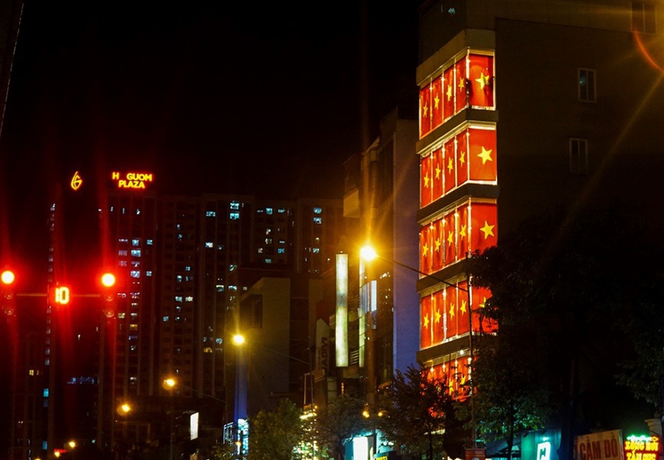 
Nhiều cửa hàng, cửa hiệu trên các phố lớn Hà Nội cũng căng cờ Tổ quốc phủ kín mặt tiền.
