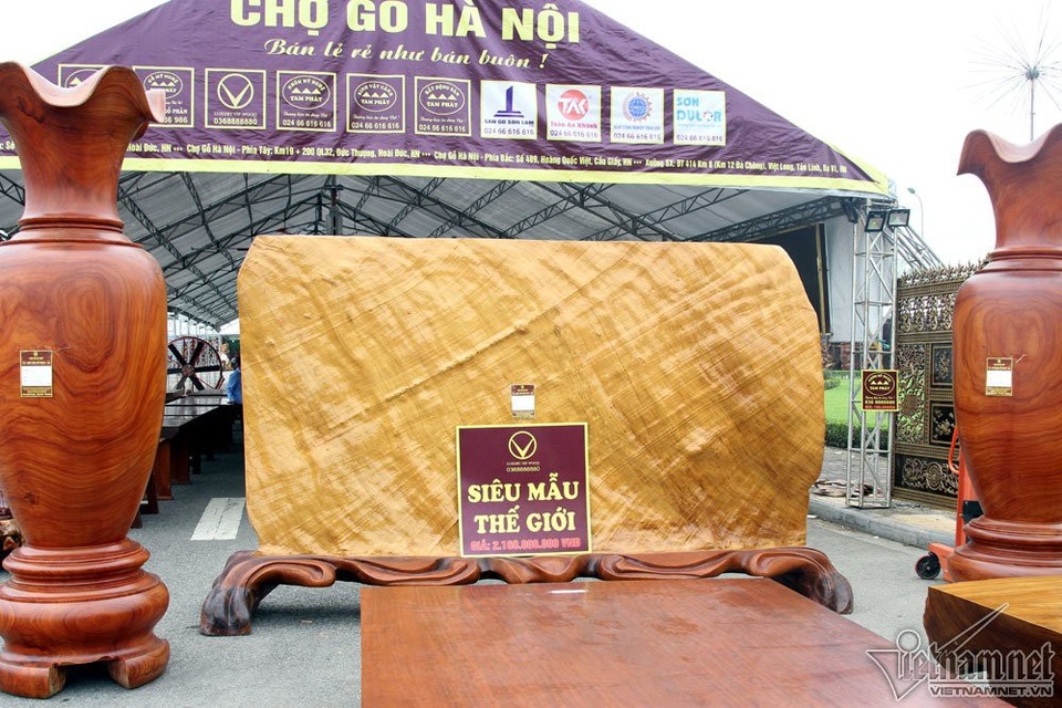 Dân Thủ đô đổ xô đi xem "mỹ nhân chân dài" tiền tỷ - 6
Phản gỗ được niêm yết tại triển lãm lên tới 2,1 tỷ đồng.