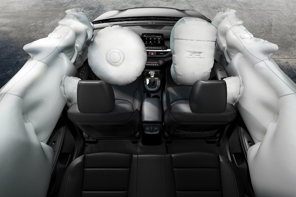 Kia All-New Cerato khẳng định phong cách mới, lớn nhất phân khúc C - 6 Bên cạnh đó, xe cũng được trang bị cảm biến lùi trước sau và camera lùi, giúp việc di chuyển trở nên an toàn và tiện nghi, nhất là trên những cung đường đông đúc nội đô. Các tính năng an toàn khác như phanh ABS và hệ thống khởi hành ngang dốc HAC.
