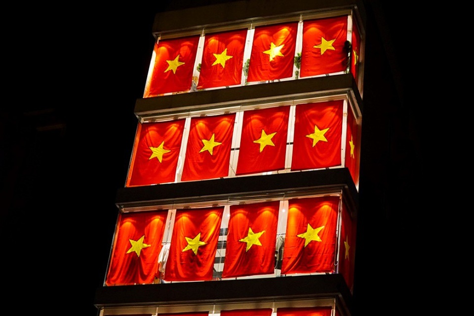 
Cờ Tổ quốc kết hợp với ánh đèn điện đẹp lung linh vào ban đêm.
