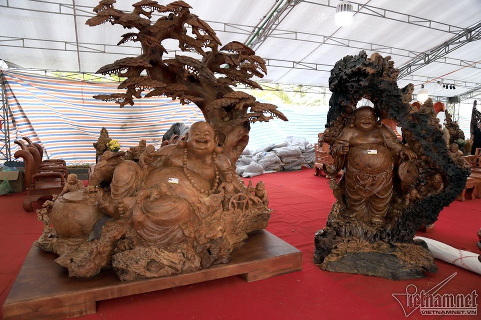 Dân Thủ đô đổ xô đi xem "mỹ nhân chân dài" tiền tỷ - 7
Tượng gỗ Thần tài làm từ gôc gù hương có giá 650-700 triệu đồng.