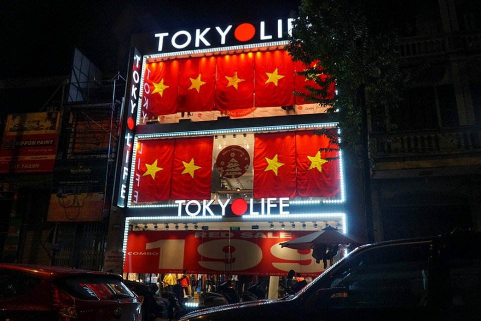 Cao ốc Hà Nội rực màu cờ đỏ sao vàng trong đêm trước trận chung kết AFF Cup - 8