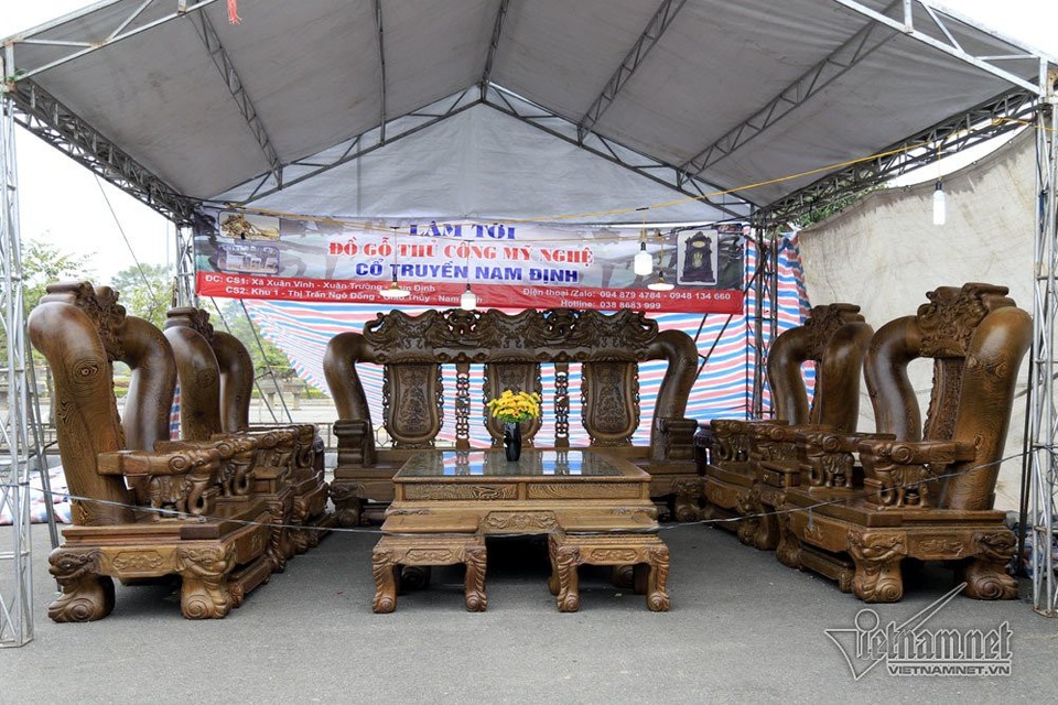 Dân Thủ đô đổ xô đi xem "mỹ nhân chân dài" tiền tỷ - 8
Bộ bàn ghế gỗ mun được cho là khủng nhất tại triển lãm với giá 3,2 tỷ. Riêng bàn đã có kích thước như một cái sập đại dài 2,45m, rộng 1,73m.
