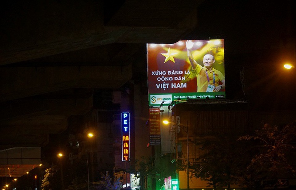 
Tấm pano cỡ lớn in hình HLV Park Hang Seo trên nóc một toà nhà mặt phố.
