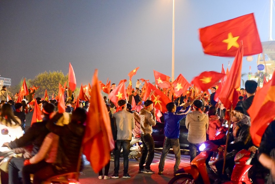CĐV Việt Nam đốt pháo sáng ăn mừng trước SVĐ Mỹ Đình - 12 Rợp cờ đỏ sao vàng trước sân vận động Mỹ Đình.