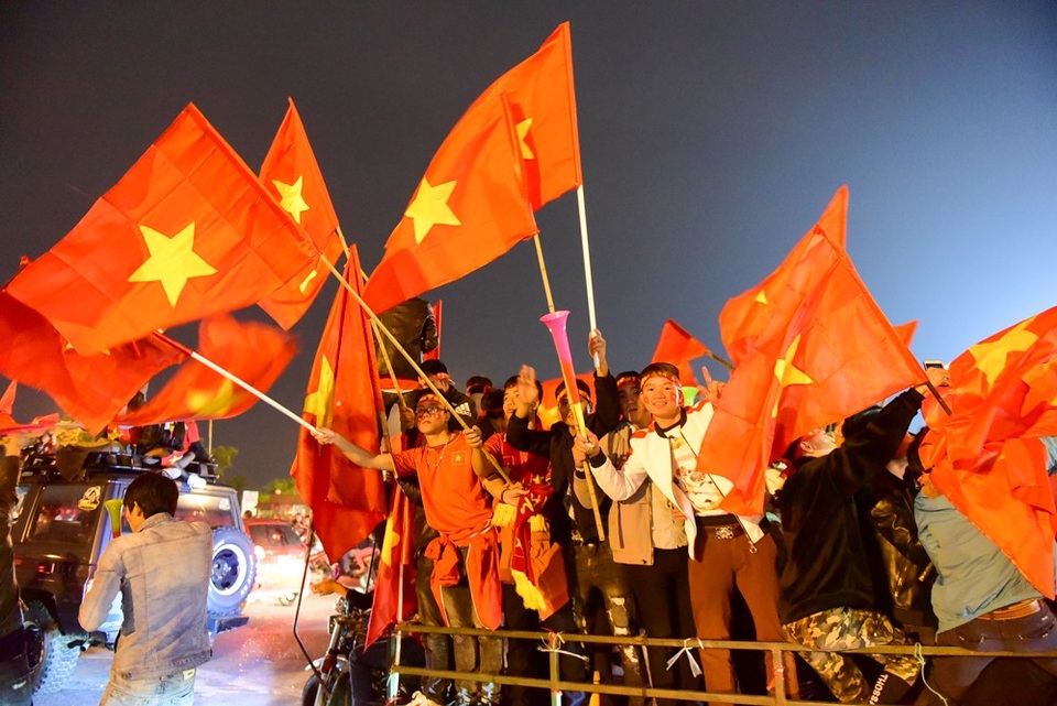CĐV Việt Nam đốt pháo sáng ăn mừng trước SVĐ Mỹ Đình - 7 Muôn kiểu ăn mừng, tiếng kèn vuvuzela ồn ã cùng tiếng hò reo...