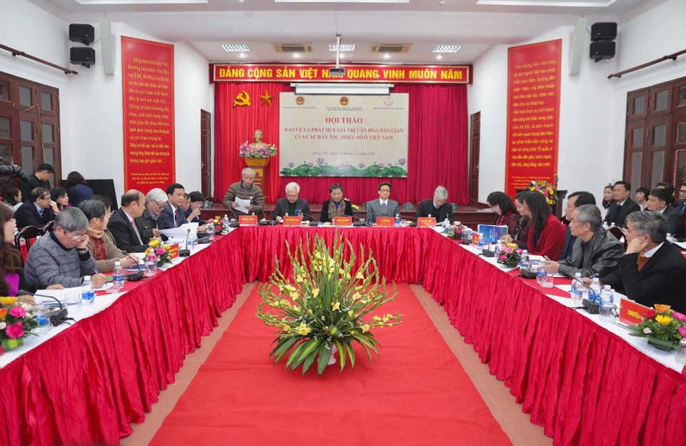 Bảo vệ, phát huy bản sắc văn hóa các dân tộc là trách nhiệm của toàn xã hội - 1 Toàn cảnh hội thảo diễn ra chiều ngày 14/12 tại Đồng Mô, Hà Nội. Ảnh: Tùng Long.