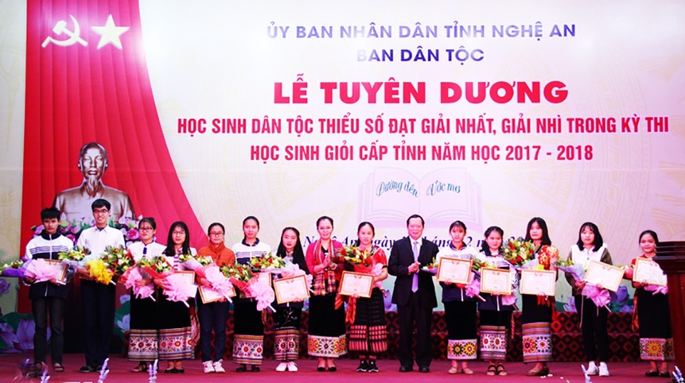 Tuyên dương 25 học sinh giỏi dân tộc thiểu số xứ Nghệ - 1 Trong số 25 học sinh được tuyên dương, có 15 học sinh đạt giải Nhất, 10 em đạt giải Nhì học sinh giỏi cấp tỉnh năm học 2017 - 2018.