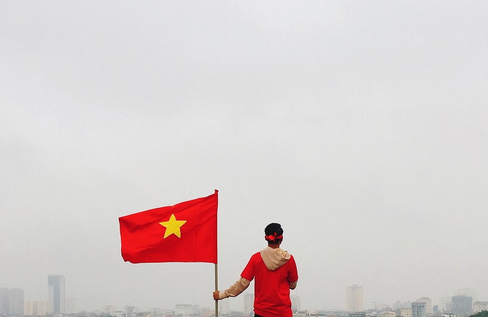 Sinh viên đội mưa rét làm MV cổ vũ ĐT Việt Nam trước trận chung kết AFF Cup - 2 MV được quay trong thời tiết giá lạnh, mưa phùn ở thành phố Vinh (Nghệ An)