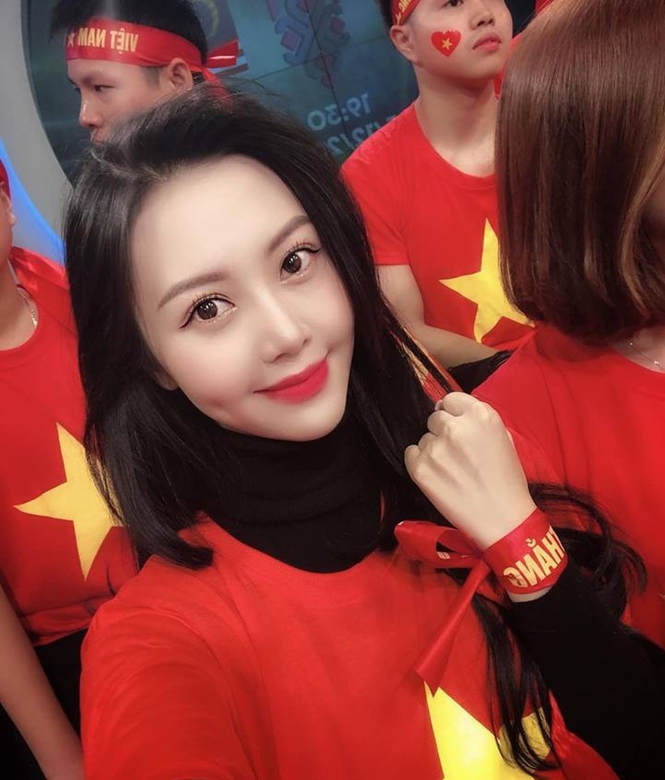 “Hot girl World Cup” chấm Quang Hải của trận Chung kết AFF Cup - 2 Mới đây, hình ảnh Ngọc Châm xuất hiện trên sóng truyền hình trong màu áo cờ đỏ sao vàng cổ vũ cho đội tuyển Việt Nam nhận được sự quan tâm đặc biệt từ dân mạng.