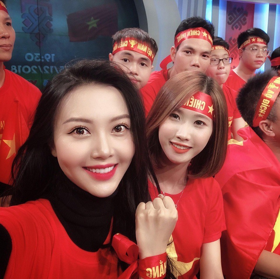 “Hot girl World Cup” chấm Quang Hải của trận Chung kết AFF Cup - 1
Vũ Ngọc Châm là cái tên từng “gây bão” khi xuất hiện trong chương trình đồng hành cùng World Cup 2014. Cô được ví là bản sao của Hoa hậu Đặng Thu Thảo bởi vẻ đẹp ngọt ngào và trong sáng.