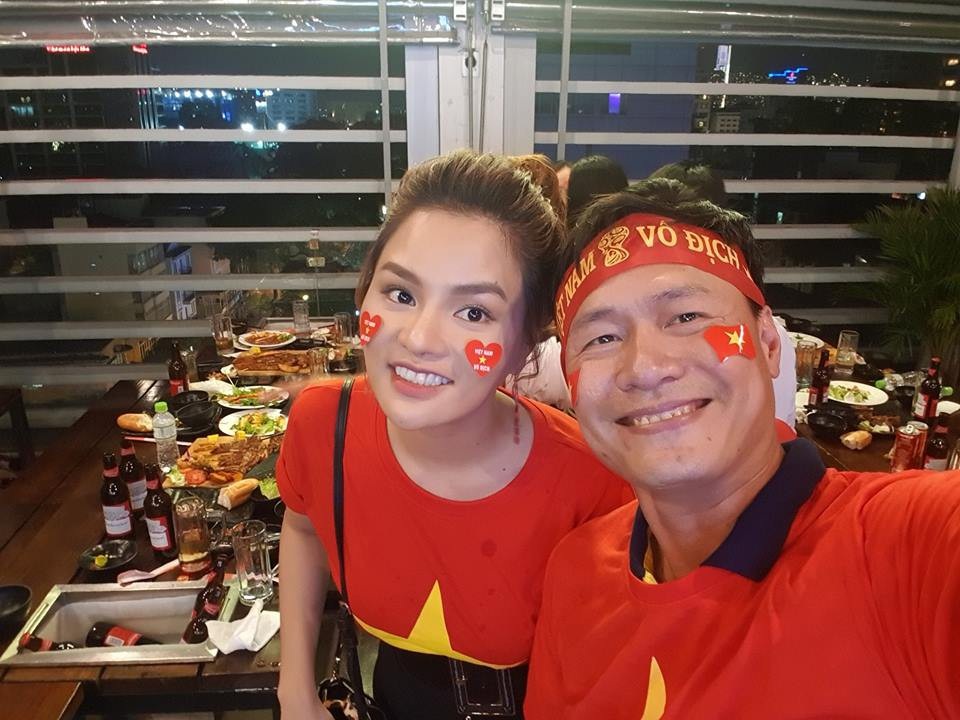 Sao Việt "đi bão" chúc mừng tuyển Việt Nam lên ngôi vô địch AFF Cup 2018 - 9
Siêu mẫu Vũ Thu Phương dành giải thưởng đặc biệt cho U23 Việt Nam sau chiến thắng