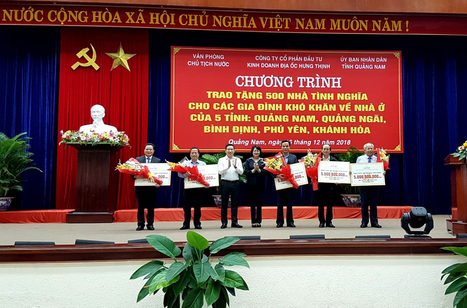 Phó Chủ tịch nước trao 500 nhà tình nghĩa tặng các gia đình miền Trung khó khăn - 1 Phó Chủ tịch nước trao tặng 500 ngôi nhà tình nghĩa đến các hộ chính sách ở các tỉnh miền Trung